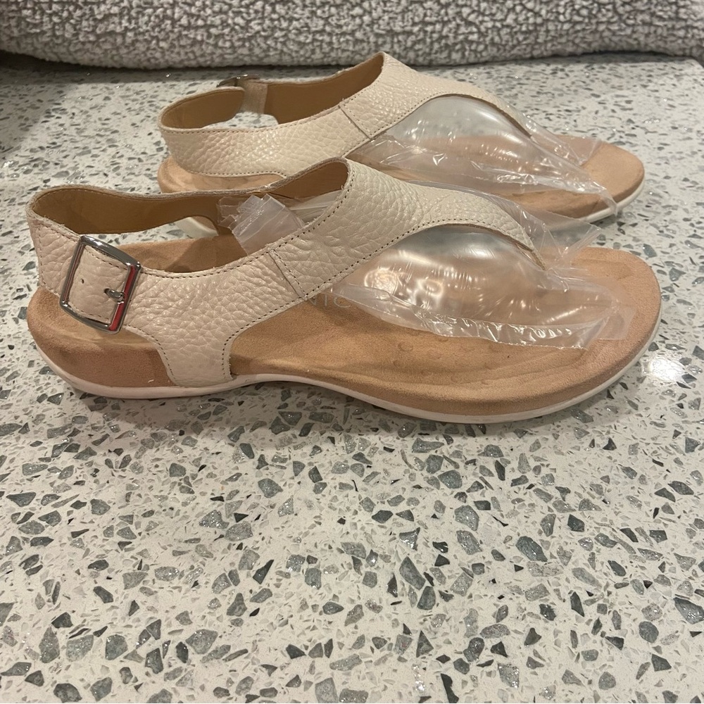 Vionic Cream Textured Sandals. Size 10.